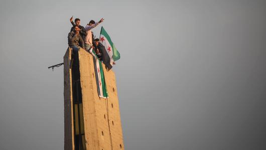 منظر جوي لأشخاص يتجمعون في ساحة الأمويين بعد صلاة الجمعة في دمشق، 20 ديسمبر/كانون الأول 2024. (Photo: picture alliance / Anadolu | Izettin Kasim)