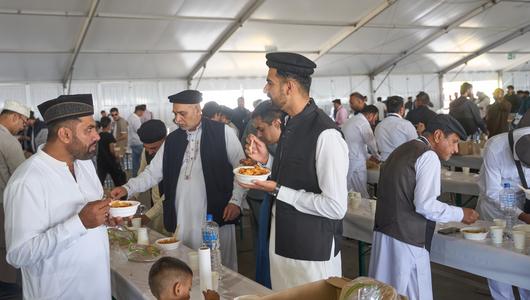 Muslime nehmen bei der "Islamischen Friedenskonferenz" eine Mahlzeit ein. (Foto: picture alliance/dpa|T. Frey)