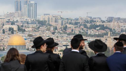 Jüdische Siedler beten auf den Dächern von Gebäuden in der Altstadt von Jerusalem mit Blick auf die Stadt. (Foto: picture alliance / Anadolu | G. Samad)