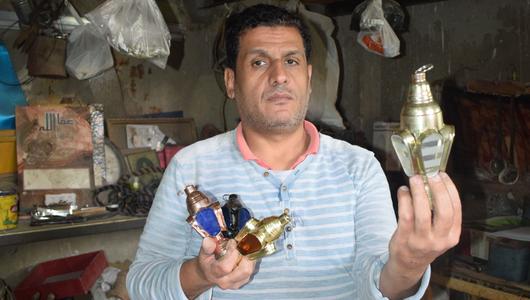 Ein Mann präsentiert kleine Ramadan-Laternen in seiner Werkstatt. 