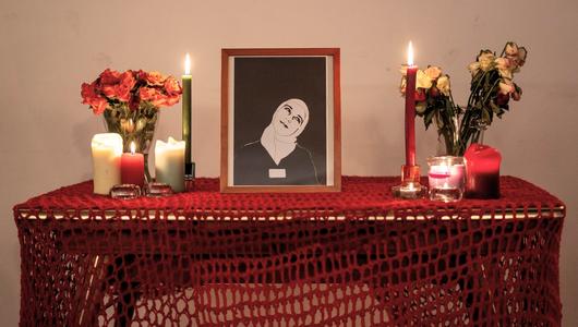 Ein Tisch mit einem Foto und Kerzen. 