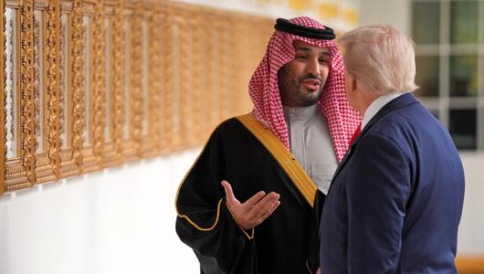 Mohammed bin Salman und Donald Trump unterhalten sich, Bin Salman gestikuliert. 