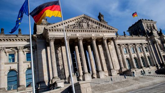 مبنى مزخرف وأمام أعلام ملونة ترفرف