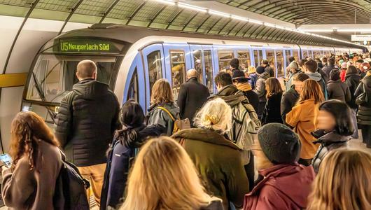 Munich, December 2025: Passengers wait on the platform at Odeonsplatz station as a U5 train bound for Neuperlach Süd arrives. (Photo: picture alliance / Wolfgang Maria Weber)