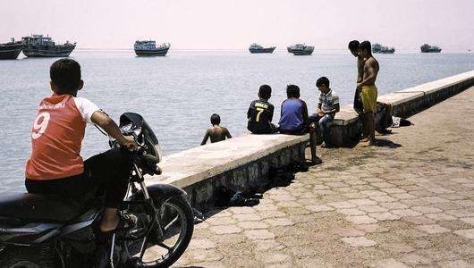 Iran, Qeshm, 22.04.2019. Menschen im Hafen von Laft am Persischen Golf bei Ebbe.