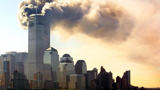 Blick auf das brennende World Trade Center in New York nach dem Anschlag am 11.9.2001. Zwei Flugzeuge sind an diesem Morgen kurz hintereinander in die Türme des World Trade Center gerast.