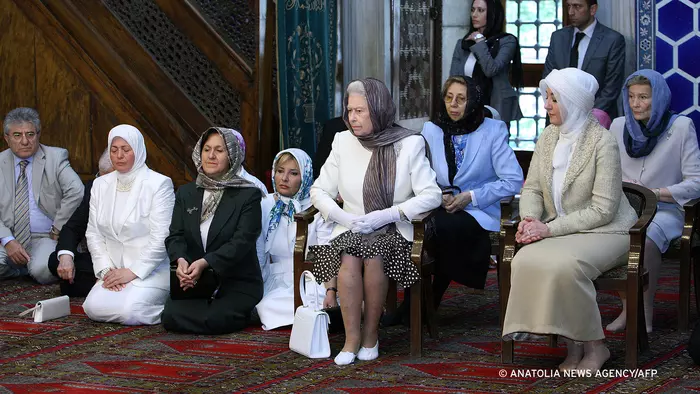 107951-queen-elizabeth-ii-visits-mosque.jpg.webp?itok=SlJsGwAc